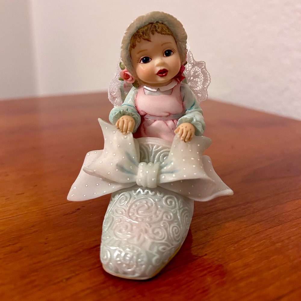 ASHTON DRAKE “VICTORIANA COUNTRY MAIDEN” FIGURINE TINY DREAMS